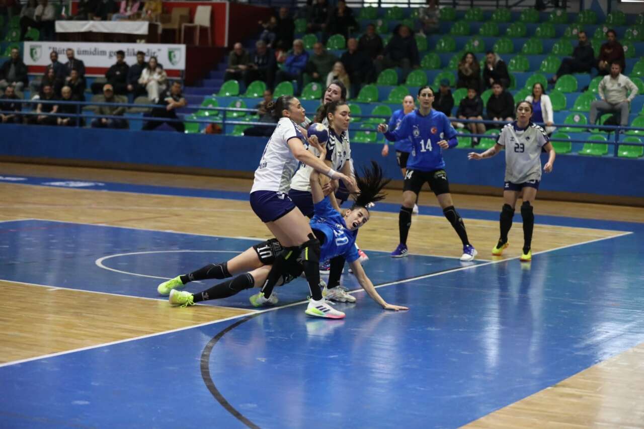 Denizin Kızları Nefes Kesen Maçta Üsküdar'ı Devirdi: Zirve İnadı Sürüyor 8